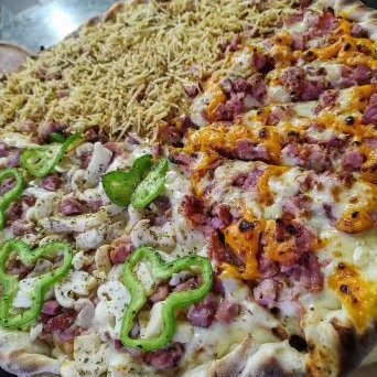Pizza com pimentão, bacon e batata palha
