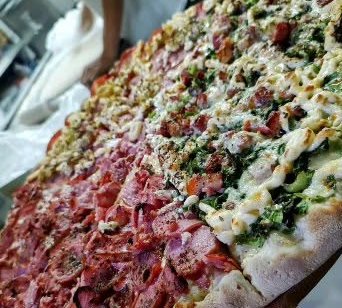 Pizza meio a meio saindo do forno