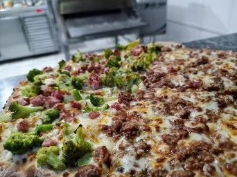 Pizza de brócolis e carne