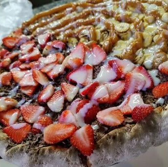 Pizza doce com morango e chocolate
