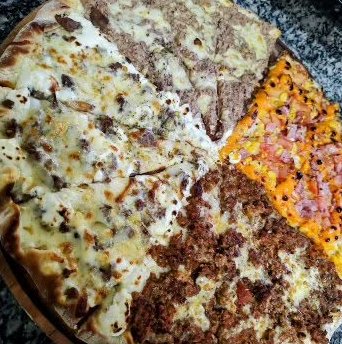 Pizza com carne, queijos e bacon