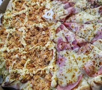 Pizza de frango e presunto com requeijão