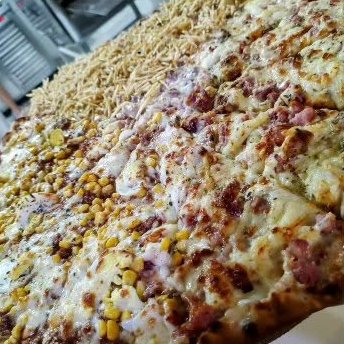 Pizza com milho, bacon e batata palha